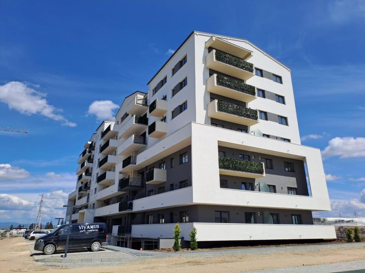Mountain Breeze Luxury Apartment Ac & Parcare Privata Брашов Екстериор снимка