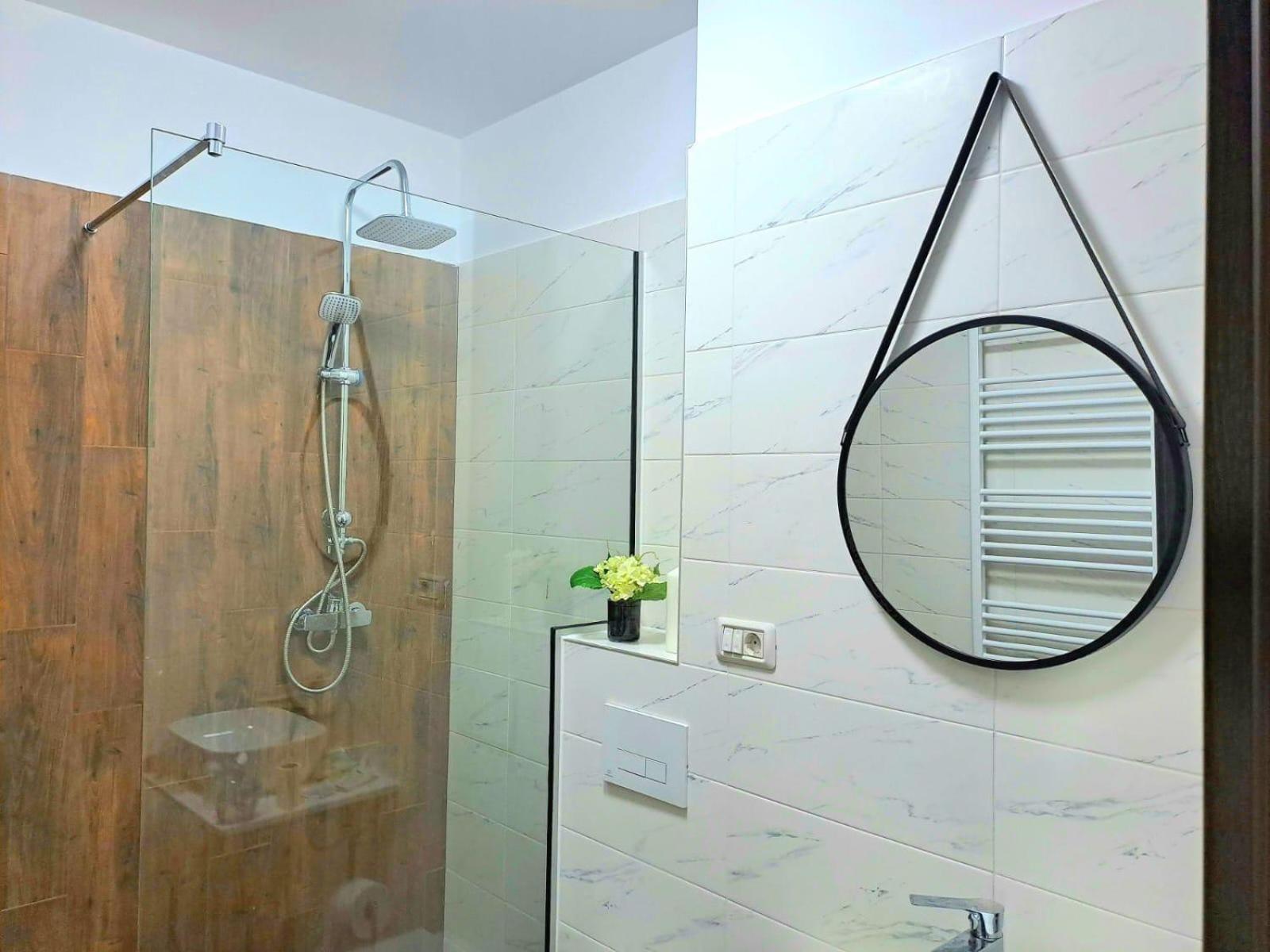Mountain Breeze Luxury Apartment Ac & Parcare Privata Брашов Екстериор снимка